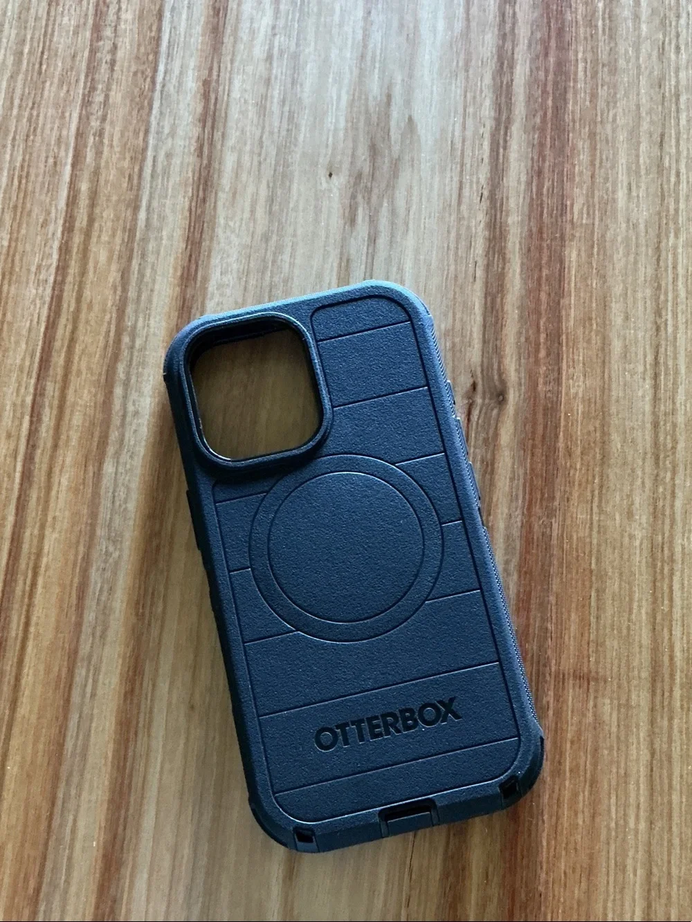 OtterBox Black Rugged MagSafe-Compatible Phone Case